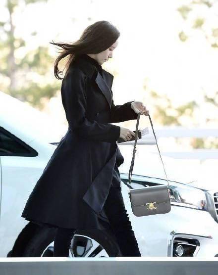 女神林允儿现身,穿黑色大衣裙化身女伯爵,走路带风气质佳!