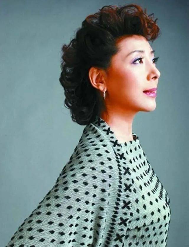 67岁关牧村仪态佳,面色红润通透美似少女,被高官老公宠23年