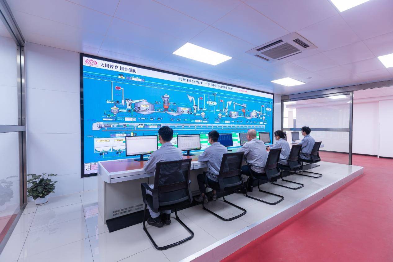 如果把国台酒庄智能酿造制酒车间看作是一个人,中央控制室就相当于"