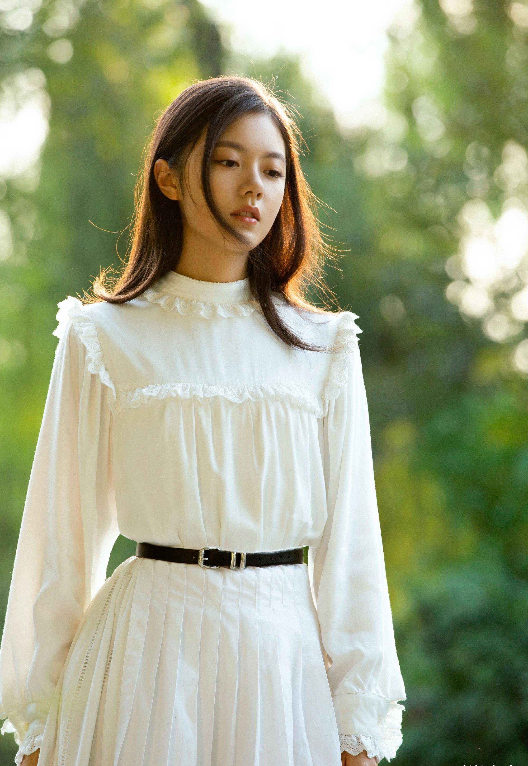 赵今麦蜕变成功,夏日风t恤短裤超苗条,空气刘海凸显大眼睛_白色_衬衫