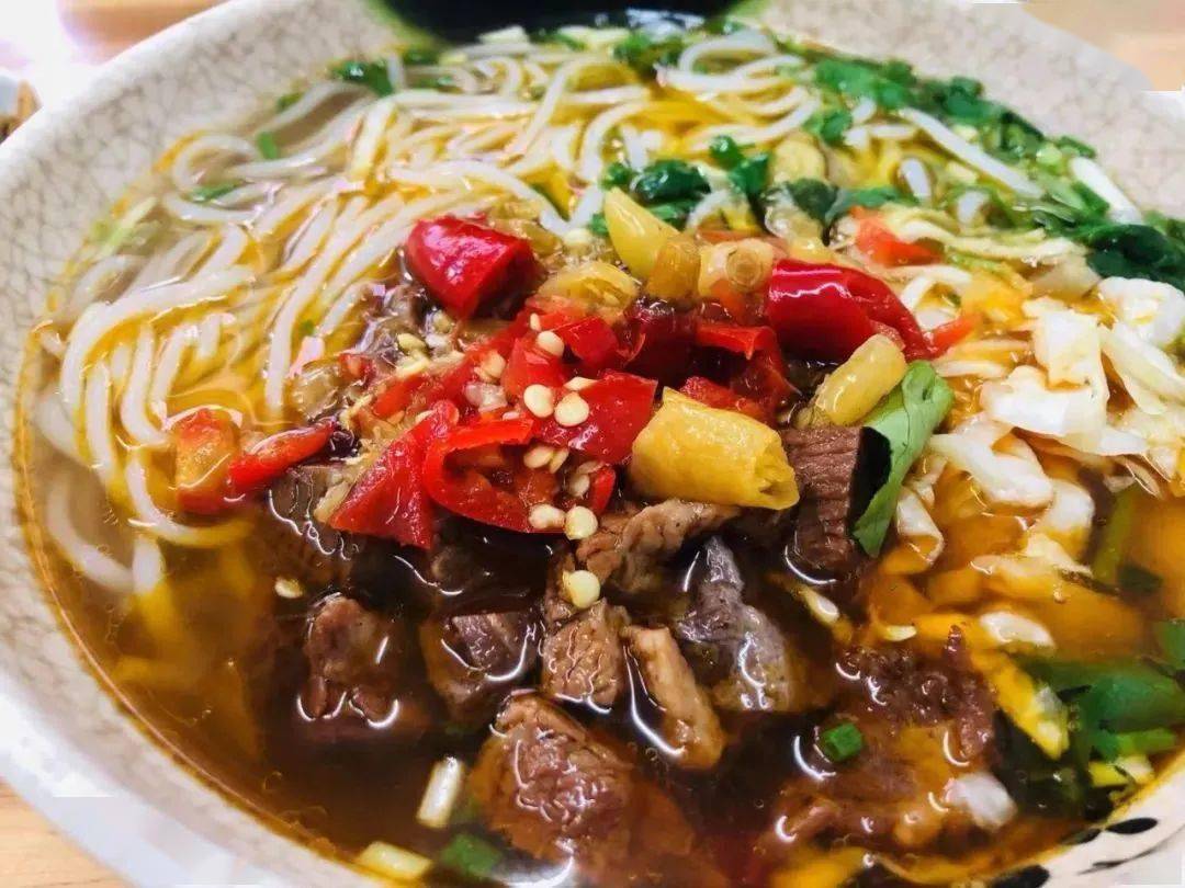 贵阳的牛肉粉味一般有清汤,黄焖,泡椒等味道,清汤配以肉片,黄焖,泡椒