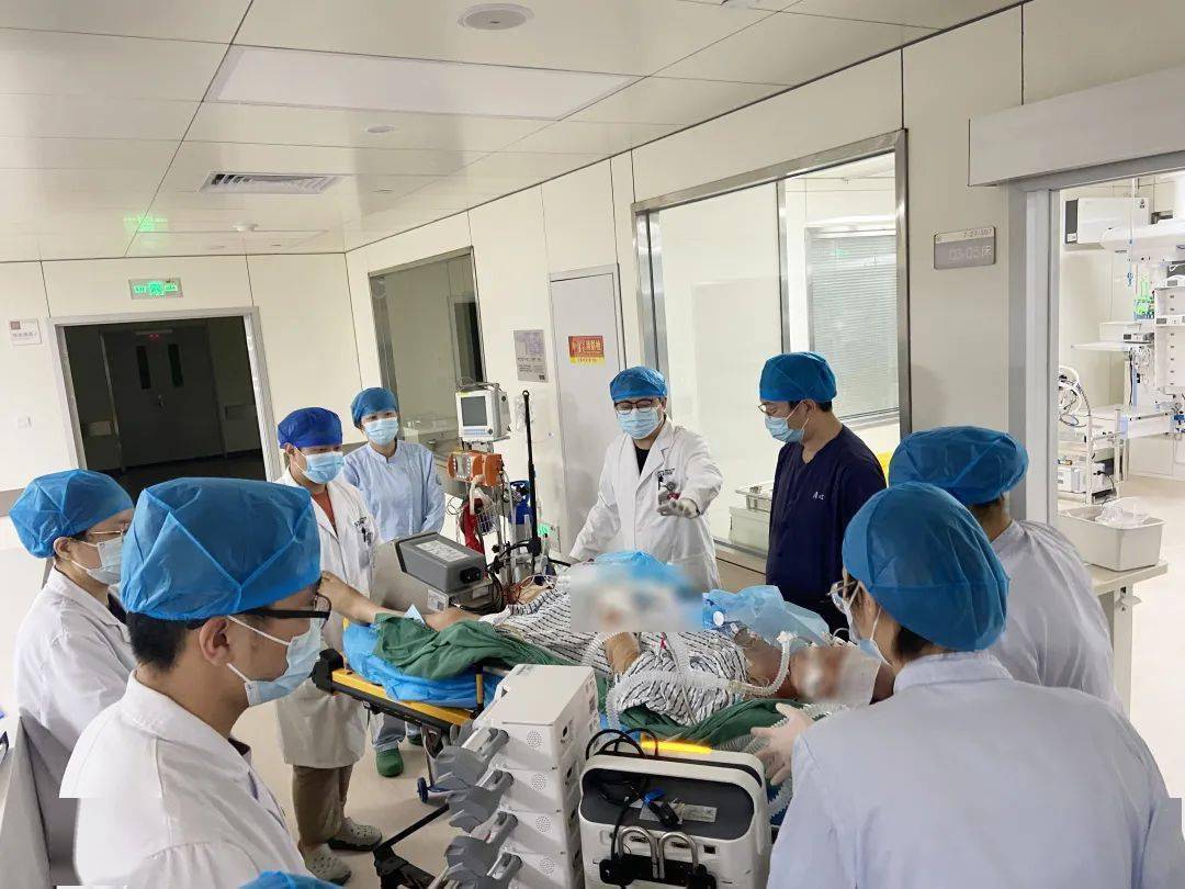 康复中随后,心内科主任张登庆迅速联系"厦心"转院行心外手术接力救治