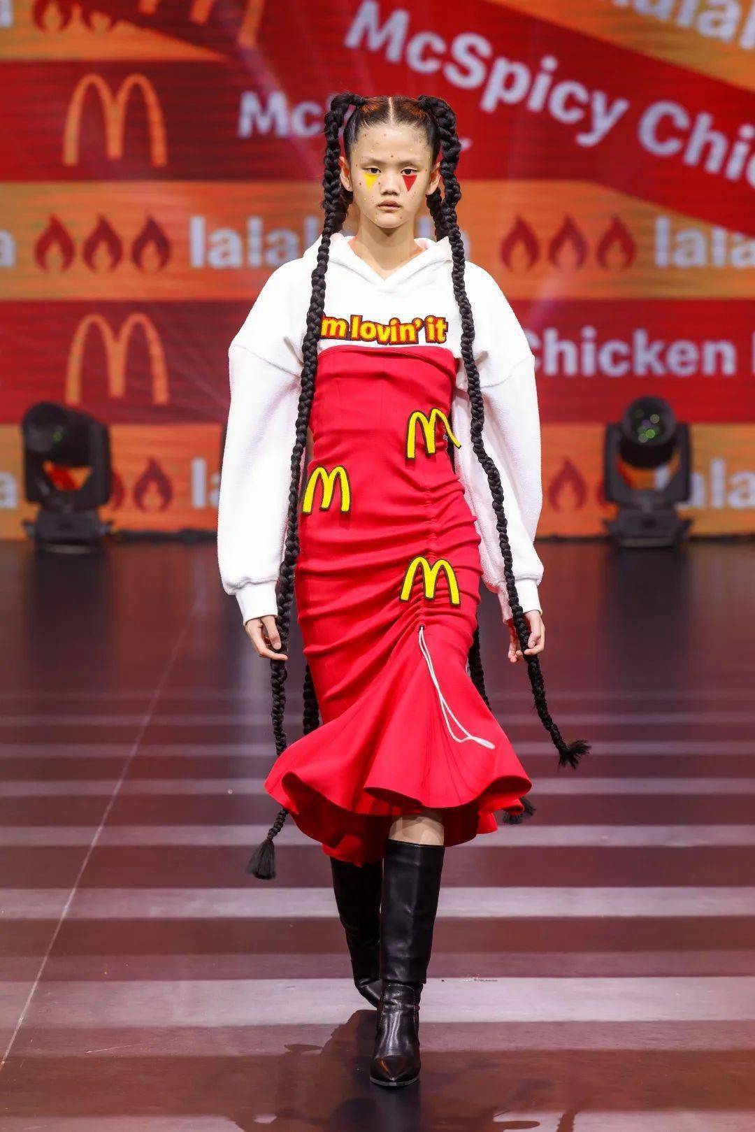麦当劳登上时装周!大秀曝光-我真的万万想不到_时尚_微信_服装