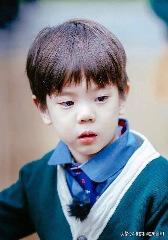 小时候的杜宇麒呆萌可爱,长大后的他变身浓眉大眼公子哥!_杜江得_儿子