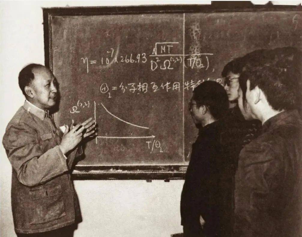 钱学森来开会,怎么安排座位?