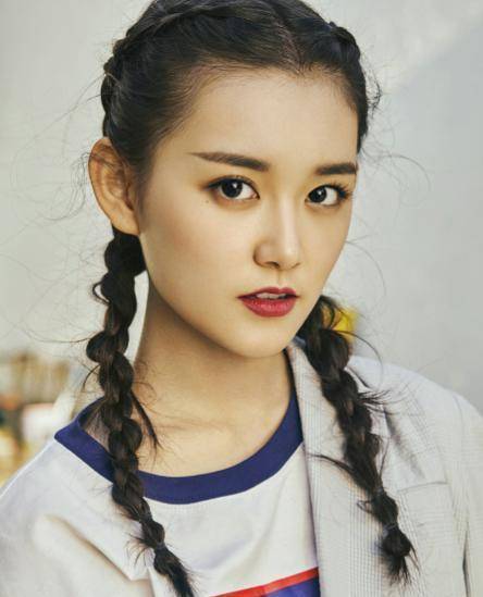 她1岁出道,从小就合作大牌明星,蒋依依家境跟欧阳娜娜一样好?