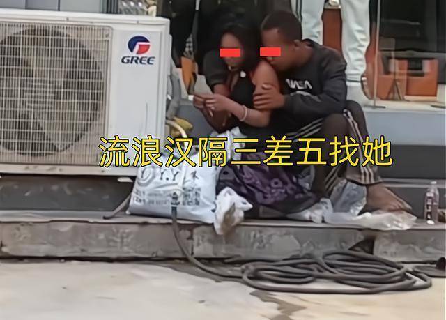回顾：深圳流浪女坐街边，衣着单薄，寒风中和流浪汉抱在一起取暖_女子_样子_因为