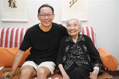 103岁杨苡是先生，也依然是小女生