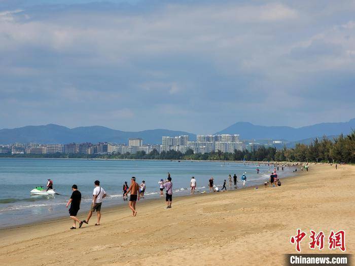 三亚海滩日渐热闹 市民旅客乐享冬日暖阳