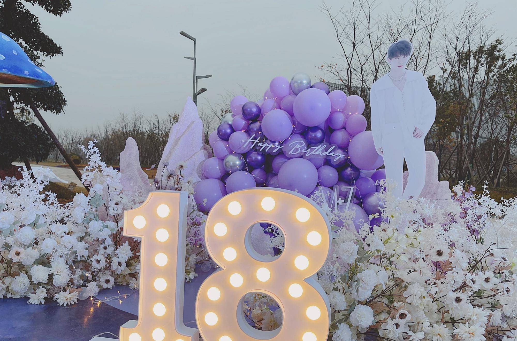 马嘉祺生日前一天还要参加活动,粉丝在场外花墙应援,极尽浪漫_时代