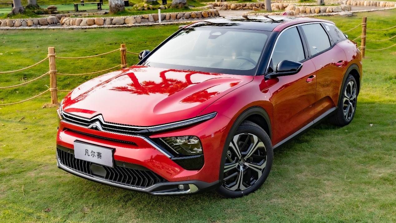 凡尔赛c5 x新车色"中国红"和刘畊宏共同探索更多凡尔赛生活_搜狐汽车