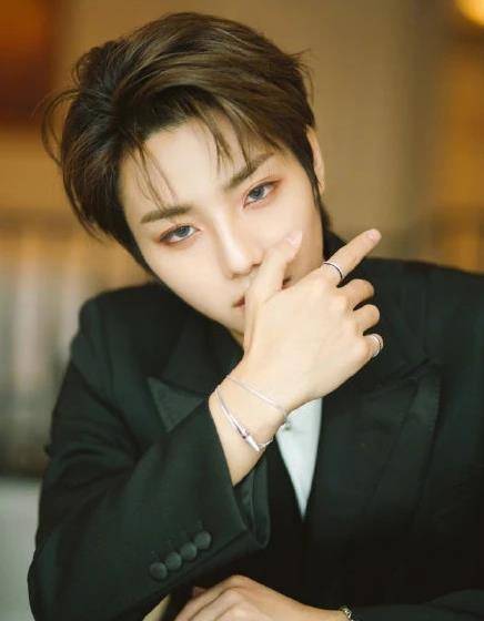 男孩,但是因为前面女孩比较少,所以刚开始在一边站着的李振宁也蹲下了