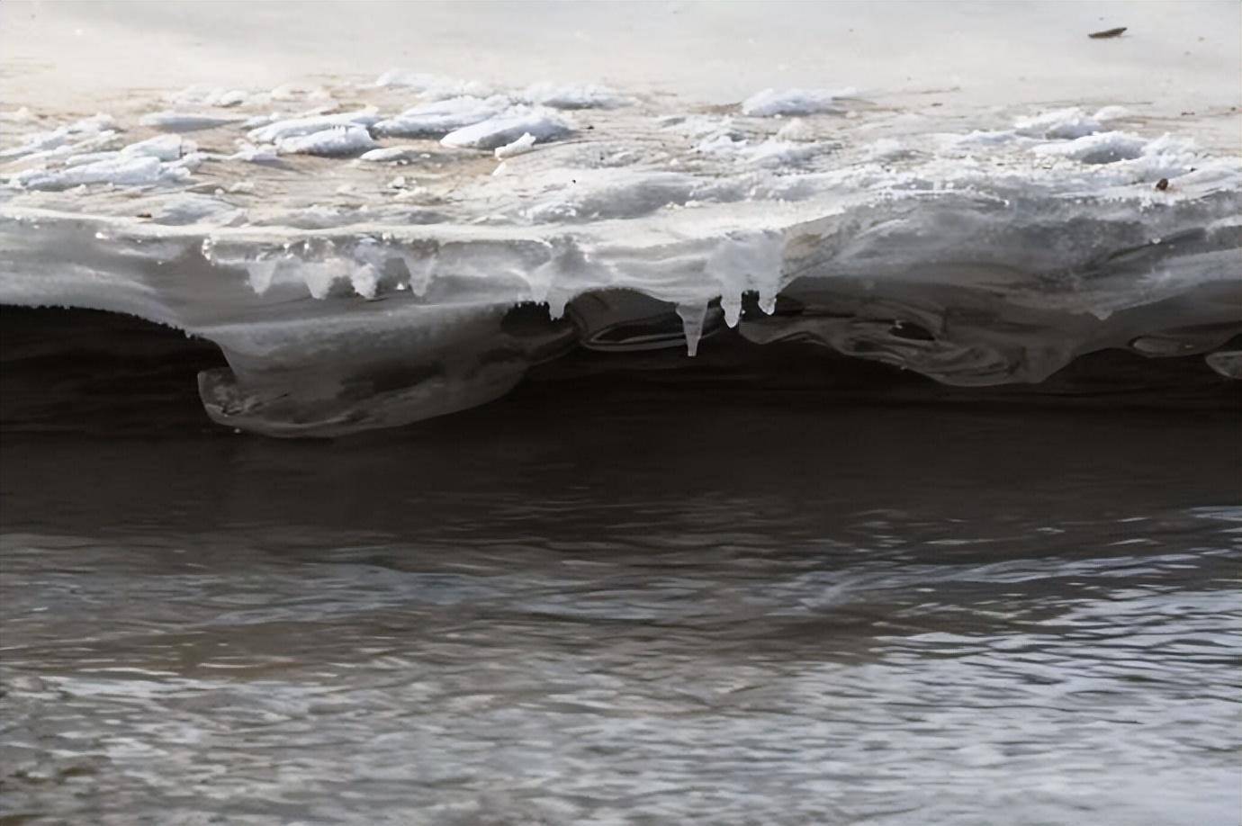 在零下50摄氏度的环境下,不停地搅拌一盆水,水还会结冰吗?