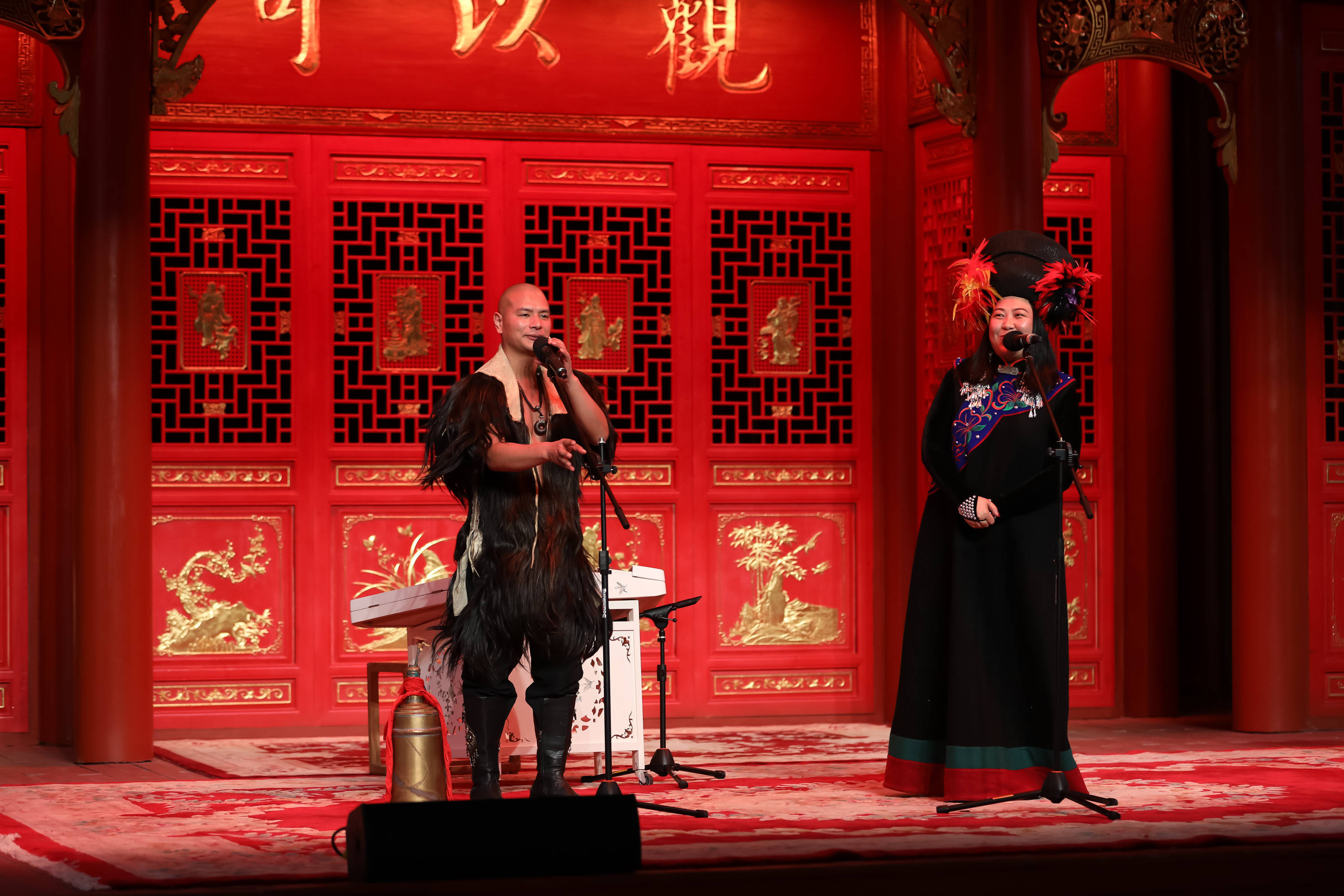和彝族音乐人高洪章演出画面大合唱