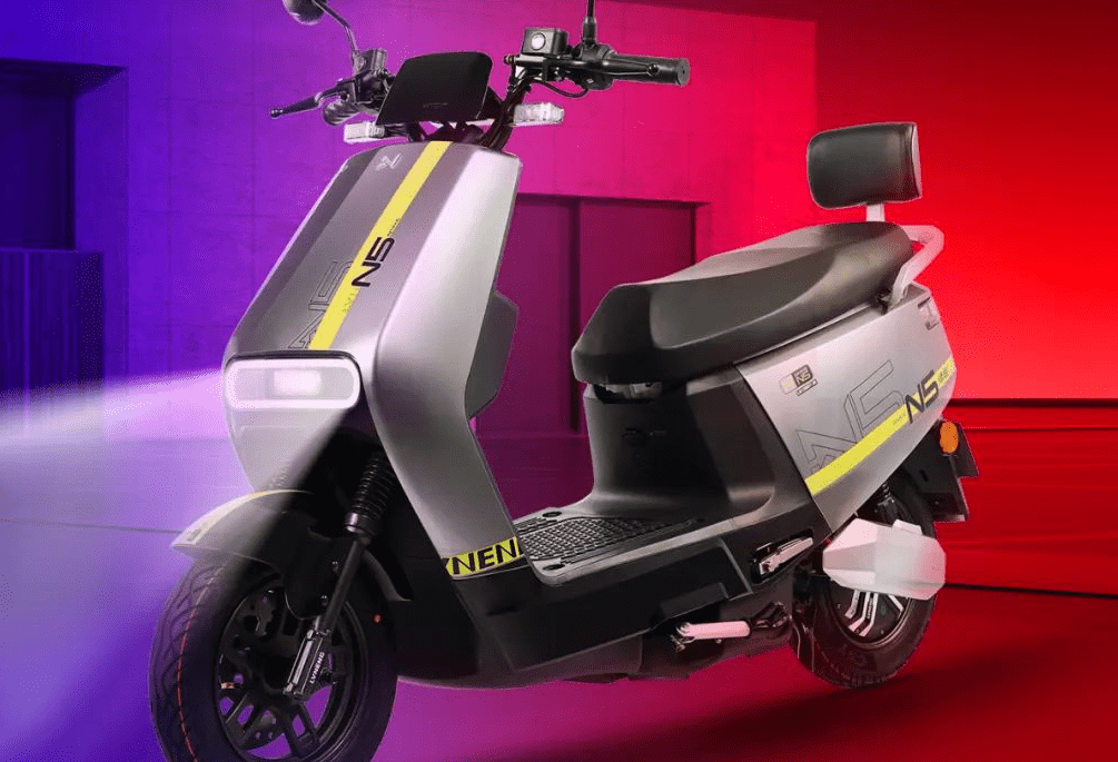 绿能 n5 二代时尚版m整车采用了方正的造型,大踏板的设计架构,车辆