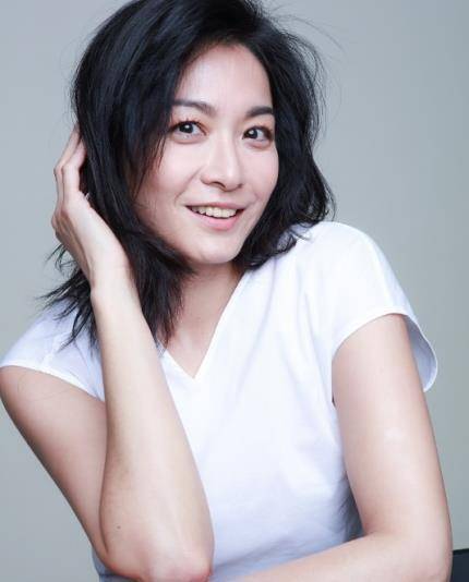 她因长得漂亮而走红,却在拍戏时被男演员打伤,留下