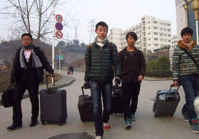 "超长寒假"来了,多所高校宣布提前放假,大学生返乡会顺利吗?