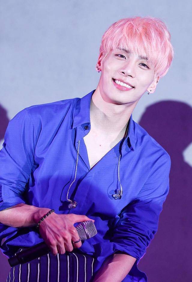 朋友和艺人在艺术节上纪念shinee的金钟铉_工作_音乐_shiny