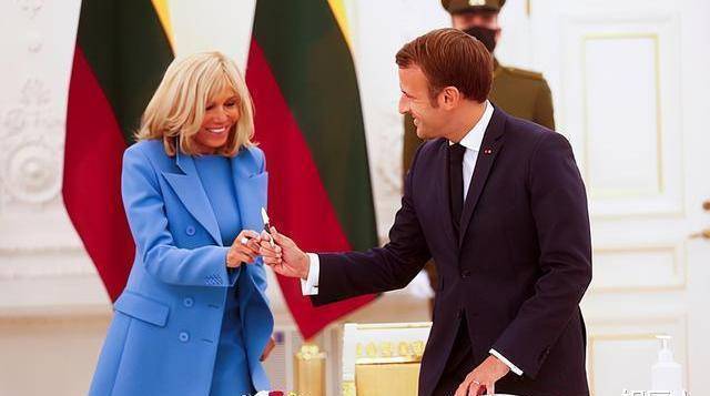 67岁布丽吉特光顾时髦!