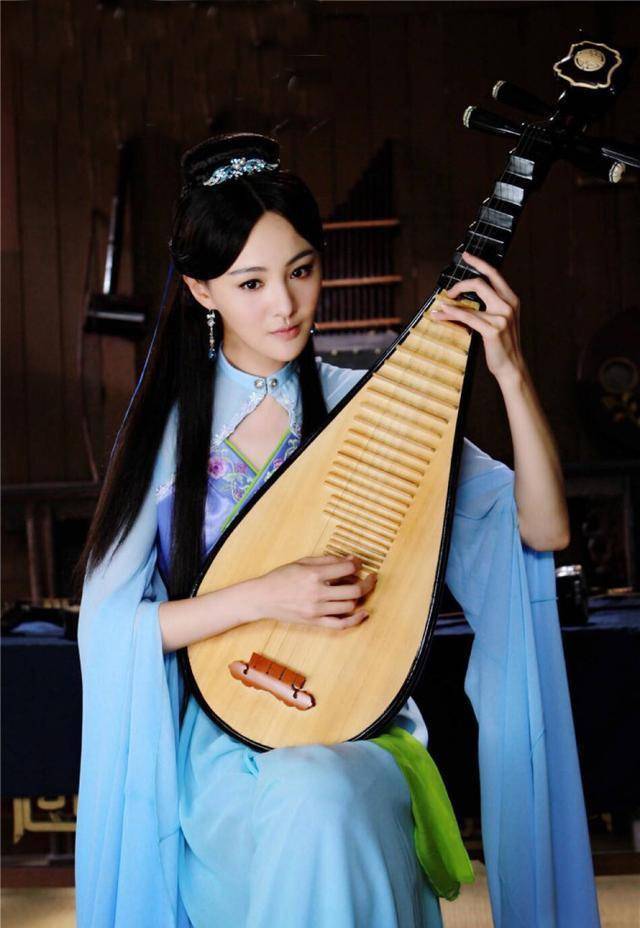 《洪武大案》中杨幂饰演苏州第一美女"蔡珏",剧中的她弹琵琶还是相当