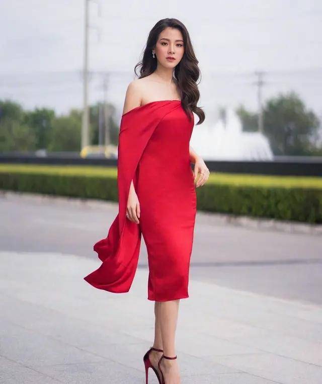 初恋这件小事女主吕爱惠美颜暴击,素颜温柔可人,浓妆欧美范十足_时尚