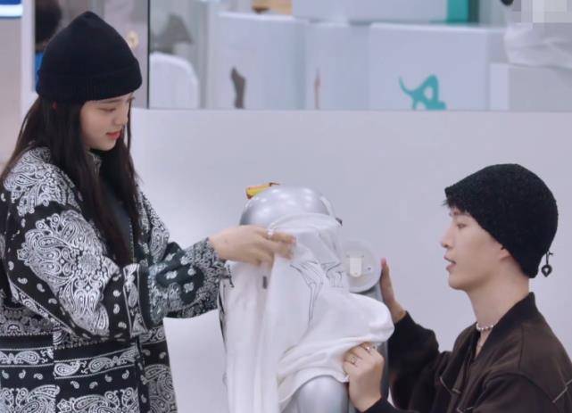 欧阳娜娜范丞丞合作给模特穿衣服,看到娜娜的操作,丞丞哭笑不得_互动