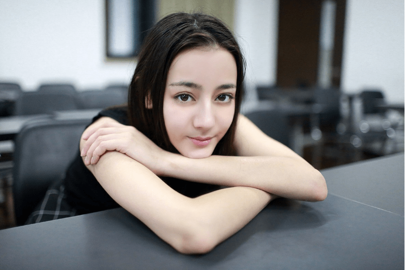 天天向上录制现场,迪丽热巴遭陌生男求婚?