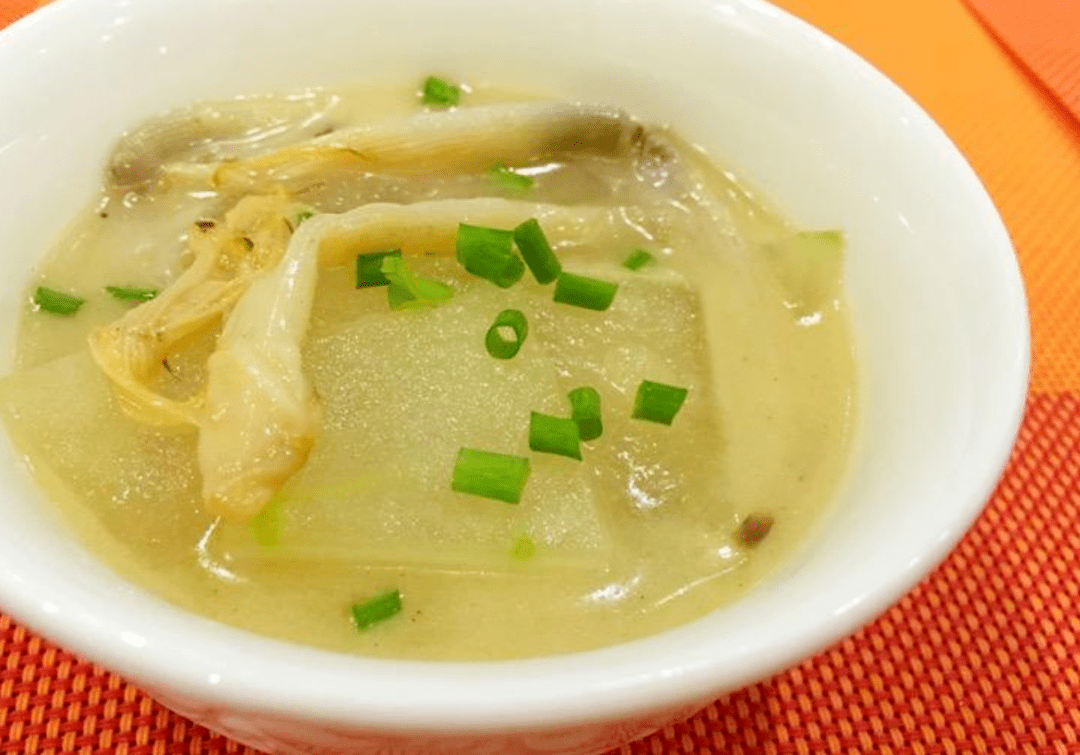 沙虫干冬瓜汤生地青蟹汤是北海当地一道养生汤谱,青蟹肉嫩味美,配以