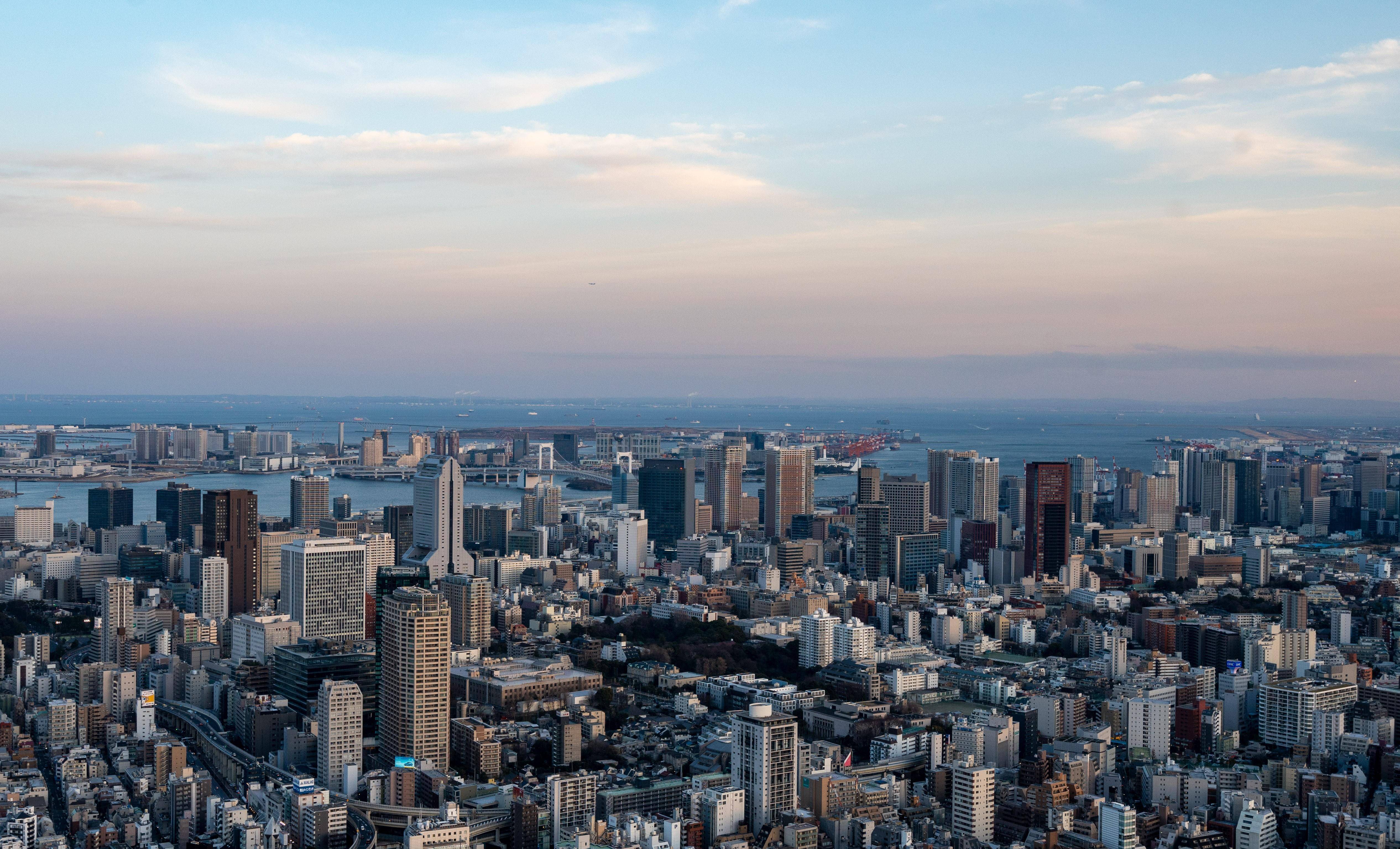 高空俯瞰东京全景,建筑密集而精致,超高层大楼却不多