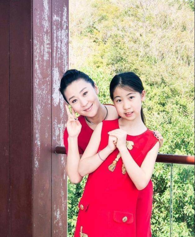 此前苗圃还晒出过自己与女儿同穿红色连衣裙的合照,虽然女儿的颜值并