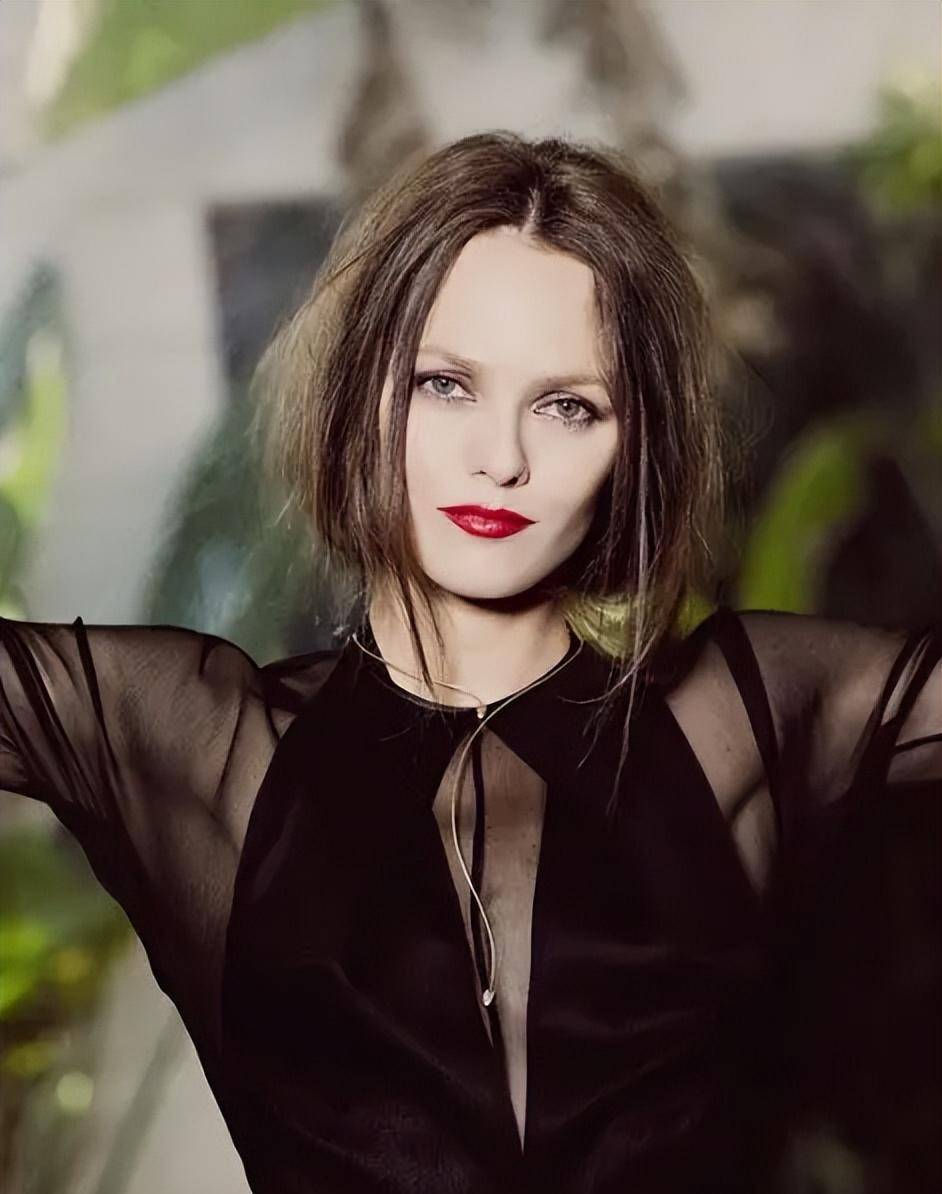 第三,罗丽 星克莱尔1972年05月24日出生在法国雷恩.