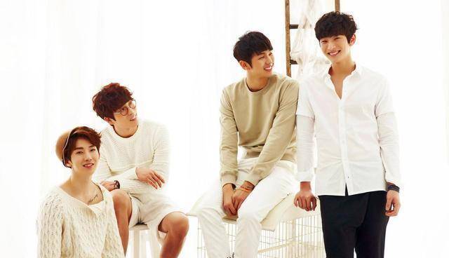 2am赵权上传穿高跟鞋照片,奇怪穿搭引发网友争论_穿着_争议_性别