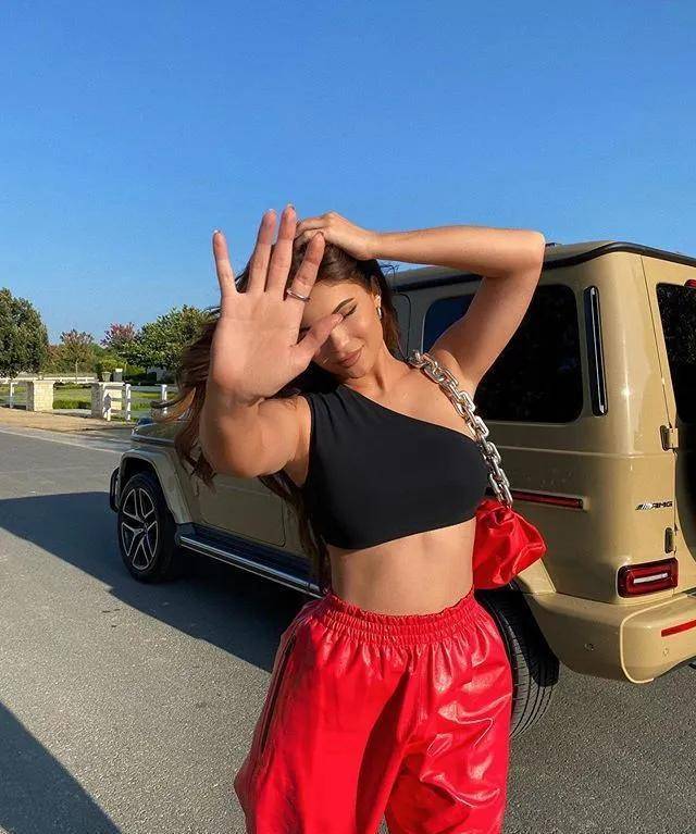 她是c罗前女友,也是衣服皇后,伊莲娜·沙伊克的气场a爆了_伊莲娜