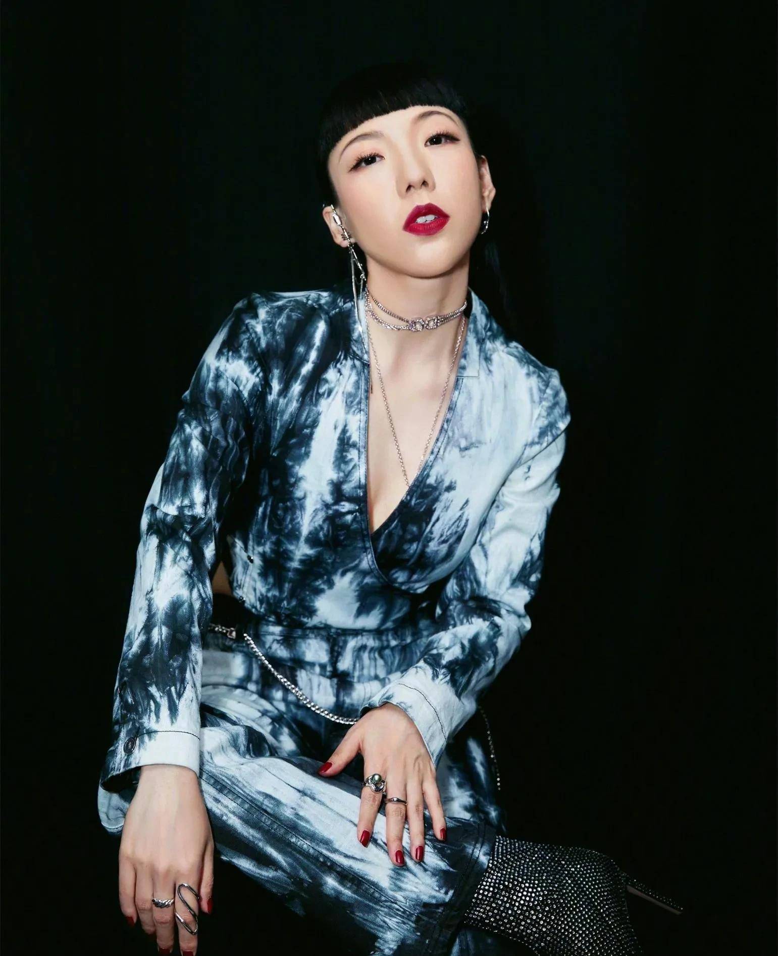 另类大嘴美女吴莫愁,地铁站里吓哭小孩的造型除了她找不出第二人_感觉