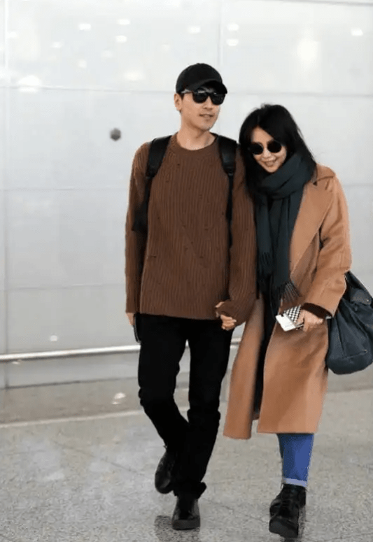 43岁高圆圆素颜宅家,皮肤好状态佳似少女,与赵又廷豪宅内景曝光_网友