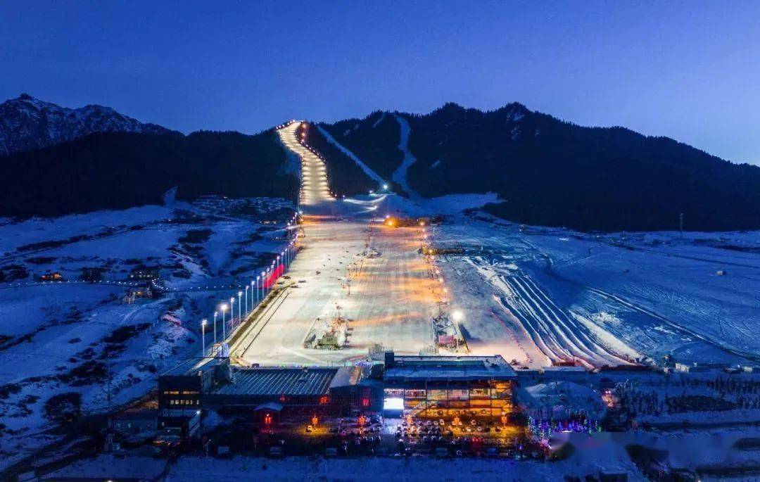 丝绸之路滑雪场雪道图图片