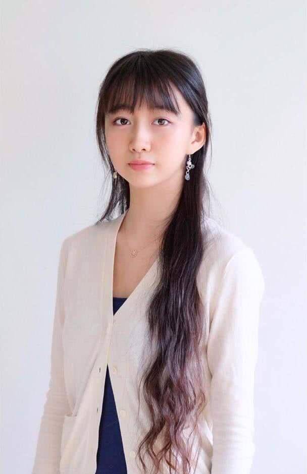 木村心美身穿米白色针织外套,这种看似基础款式的服装,总是在展现着