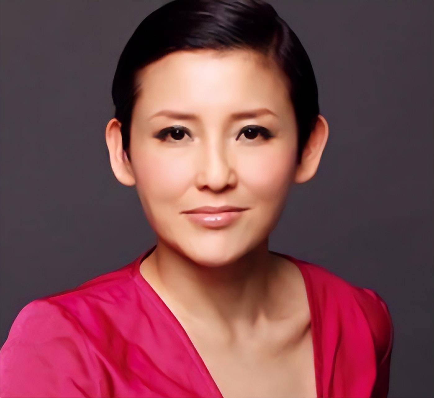 她是刘美君少有的早婚艺术家& # 039;美国娱乐业.