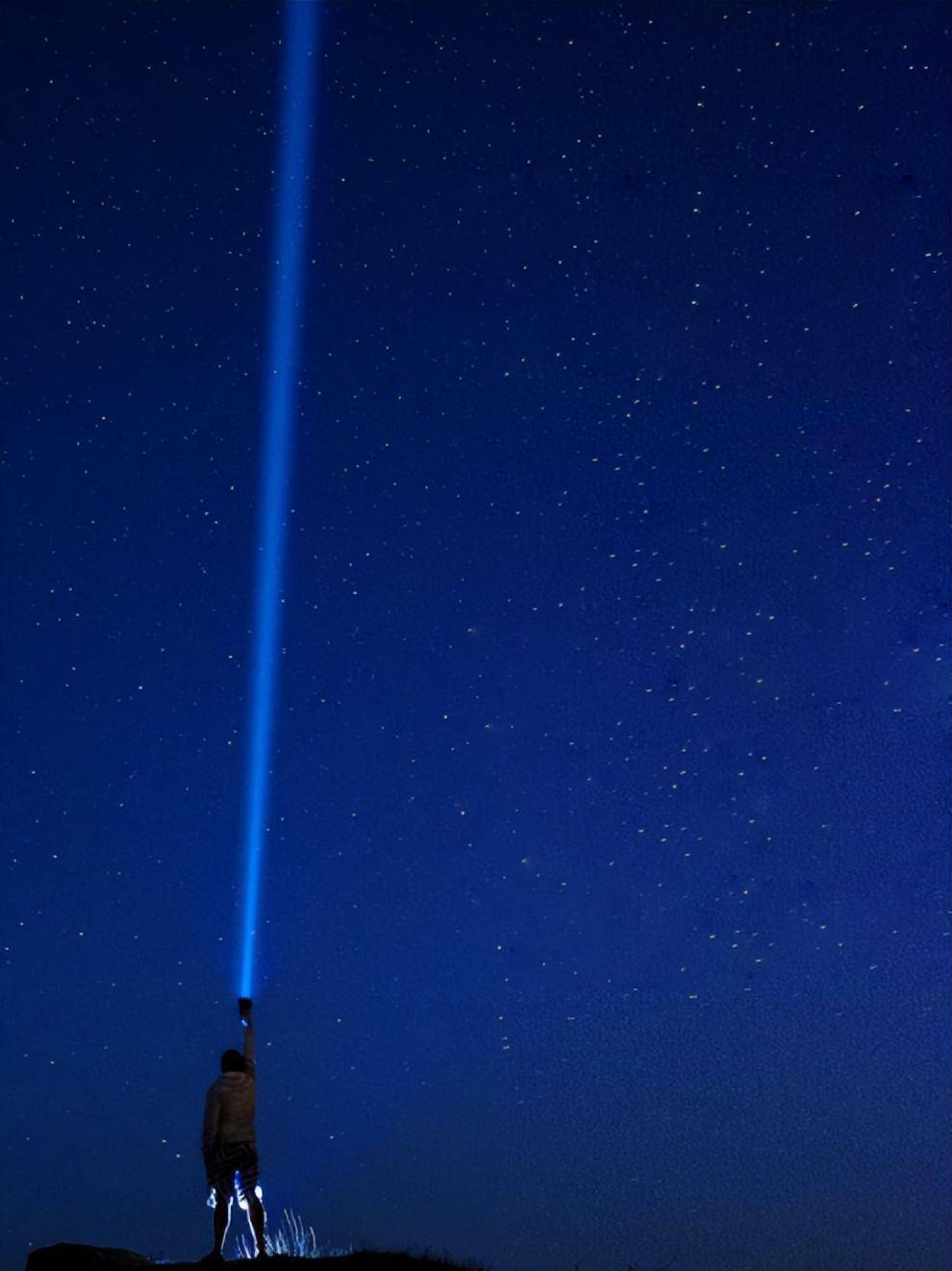 用激光笔射向夜空,如果关闭开关,先前发射那束光还会在宇宙中吗_磁场