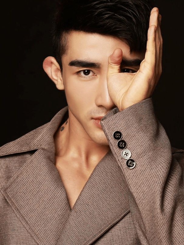 浓眉大眼翘臀肌肉男还自带毛裤@l63c tri67u v63