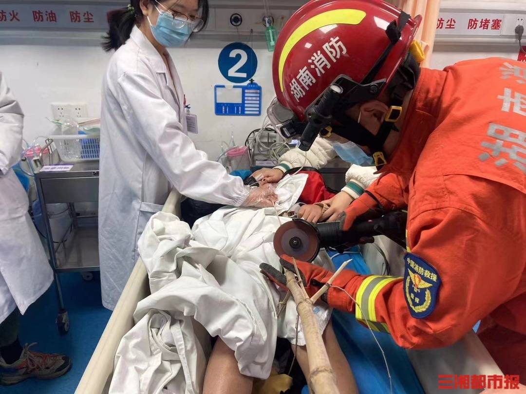 戳鸟窝自己被戳,医生和消防员抢救小弟弟_竹竿_小男孩_救援