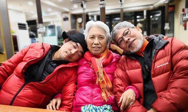 53岁焦恩俊晒合照,"二郎神"也难敌苍老,与83岁母亲像姐弟_女儿_照片