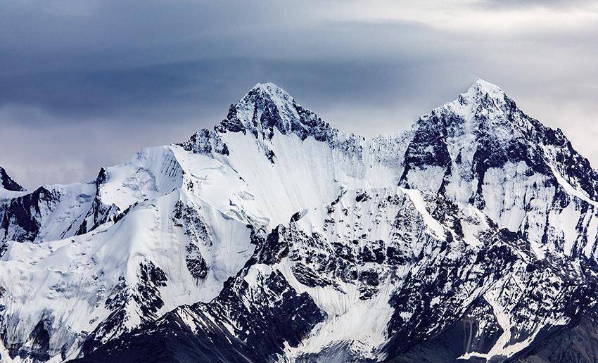 在新疆昭苏夏塔古道的峡谷深处遇见最美雪山汗腾格里峰_景区_小时