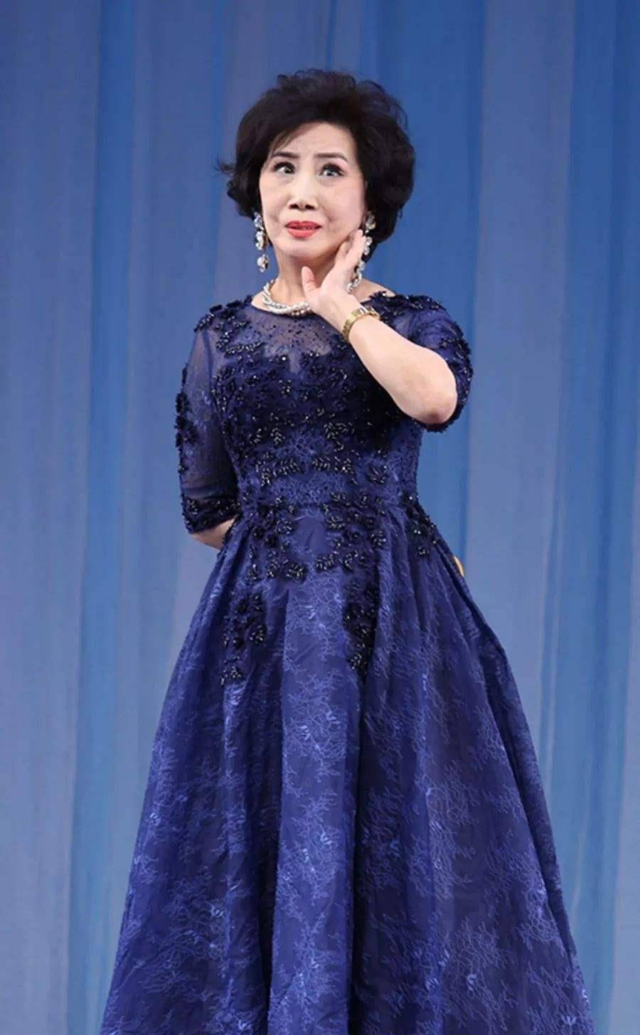 京剧名家薛亚萍忘词,唱劈了被戏迷质疑,其实她已经年过古稀了_艺术_宗