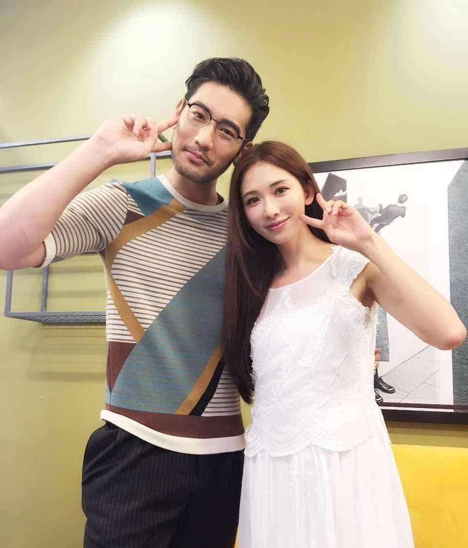 发过一条ins,发文说很想念大男孩并配上了一张高以翔在车库停好车准备