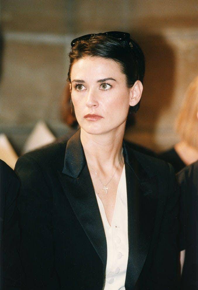 回顾demi moore 90年代的造型,让人瞬间明白何谓「气质」_老电影_短发