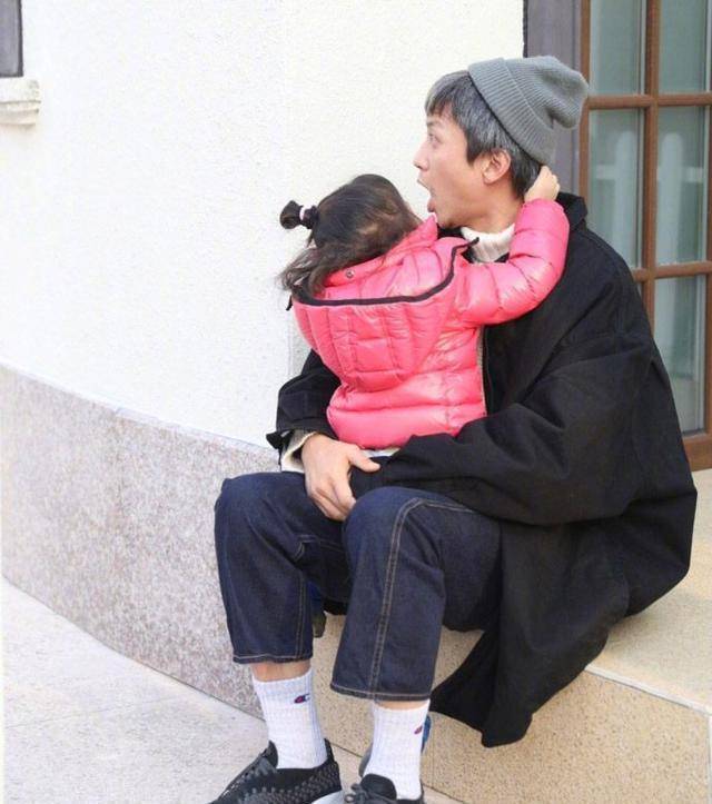 邓超与女儿合照白头发引热议,2小时后孙俪一个举动令人心暖!