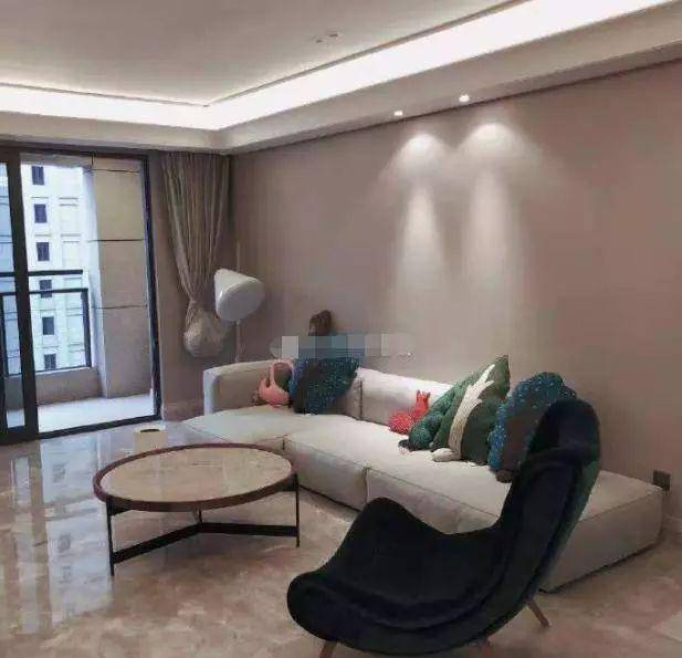 这位女作家可以说很抓马了_张晓晗_周鱼_修理