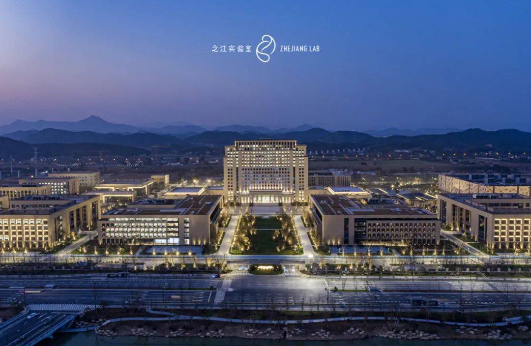 之江实验室南湖总部夜景"你只需要解放自己的想象力,考虑如何做有影响