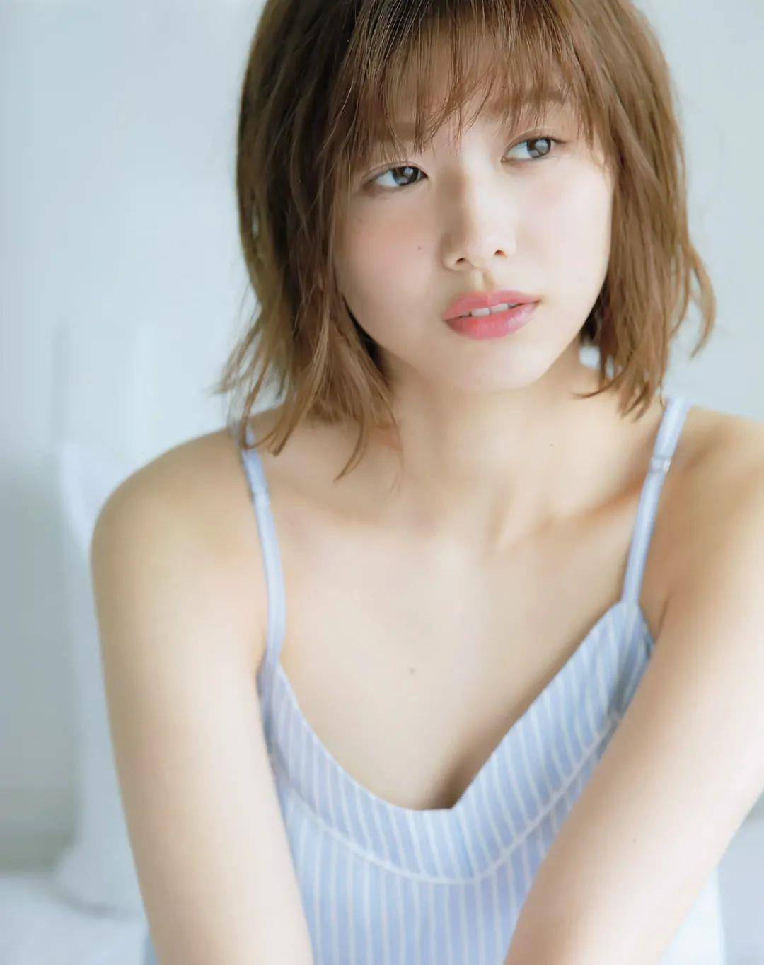 不是精巧的漂亮,而是浓眉大眼,原生态十足的美丽渡边理佐的样貌很清纯